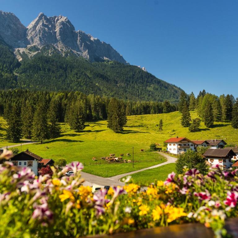 Bayern Resort Hotel - Adults only - mit Zugspitzblick - Eibsee-Nähe - Wellnessbereich - Naturpool im Sommer - Dreibettzimmer mit Balkon - 6