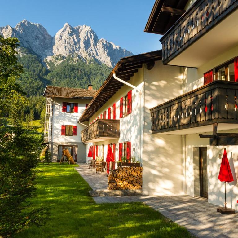 Bayern Resort Hotel - Adults only - mit Zugspitzblick - Eibsee-Nähe - Wellnessbereich - Naturpool im Sommer - Suite mit 1 Schlafzimmer - 1