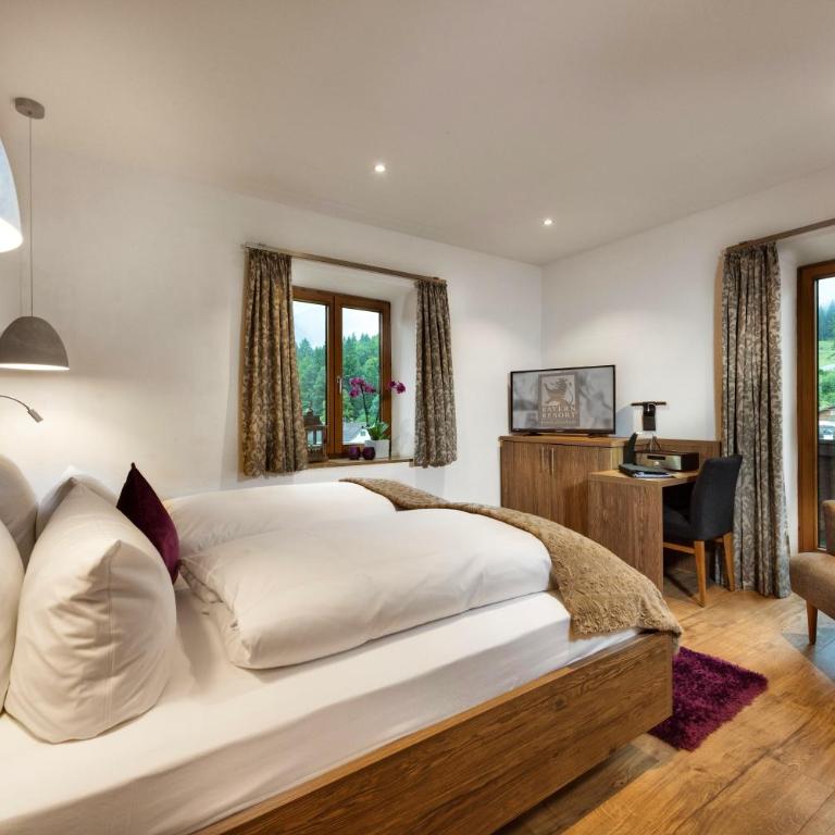 Bayern Resort Hotel - Adults only - mit Zugspitzblick - Eibsee-Nähe - Wellnessbereich - Naturpool im Sommer - Superior Doppelzimmer mit Bergblick - 4
