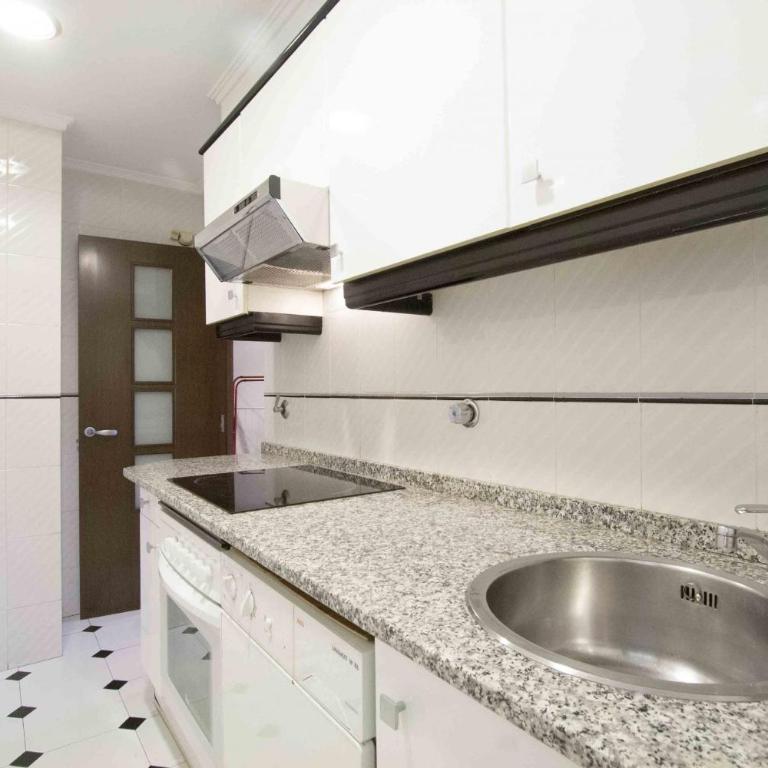Junto a la playa de Gros, parking opcional - Apartamento - 12