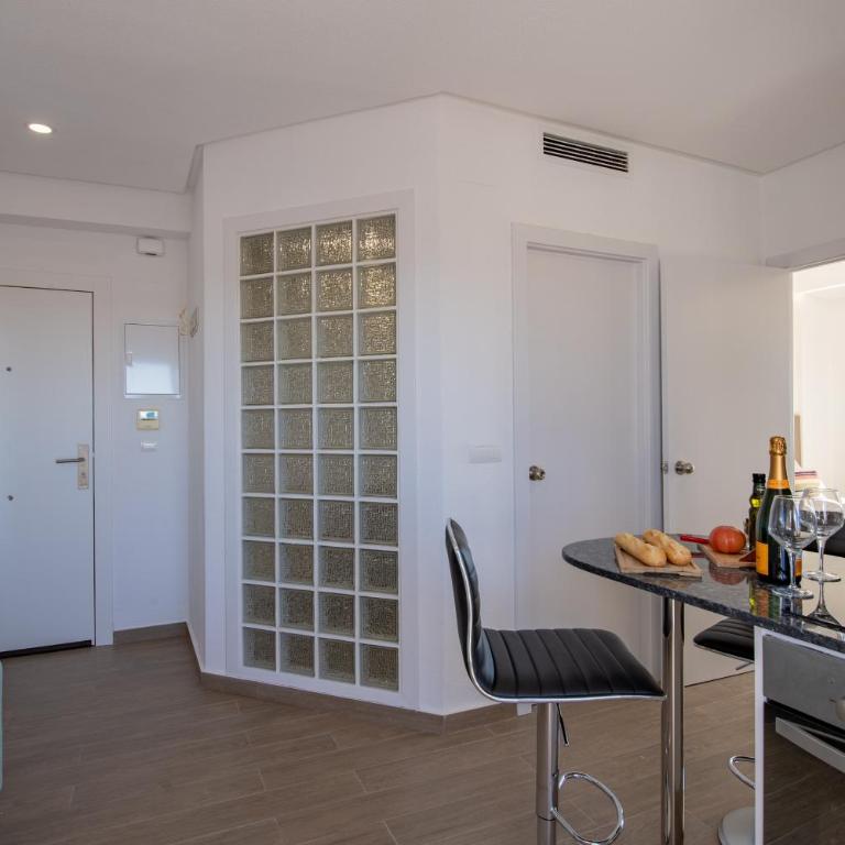 Alicante Skylights Apartments - Superior One-Bedroom Apartment (25th floor with Sea View) - 17