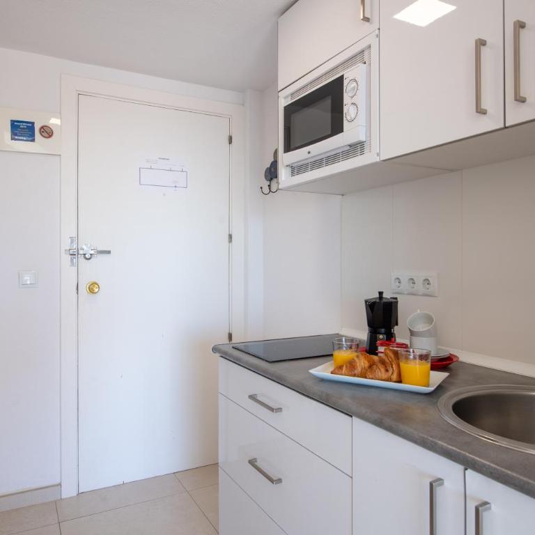 Alicante Skylights Apartments - Design Studio with Balcony (8th floor) - 13