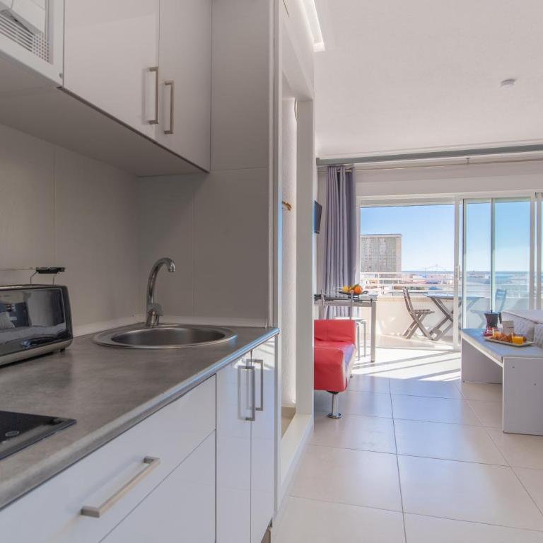 Alicante Skylights Apartments - Design Studio with Balcony (8th floor) - 14