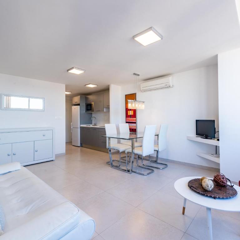 Alicante Skylights Apartments - Two Bedroom Apartment (15th floor with City View) - 13
