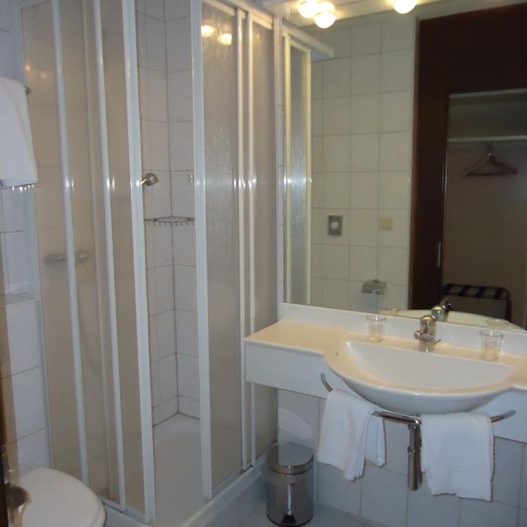 Hotel Quellenhof Leukerbad - Dreibettzimmer - 5