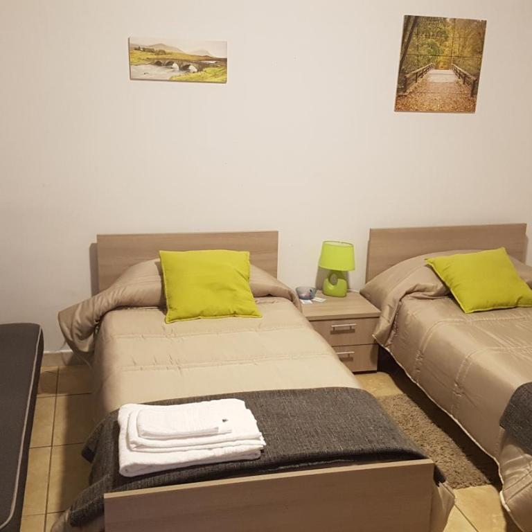 Etna Parking - Twin Room with Private Bathroom - 12