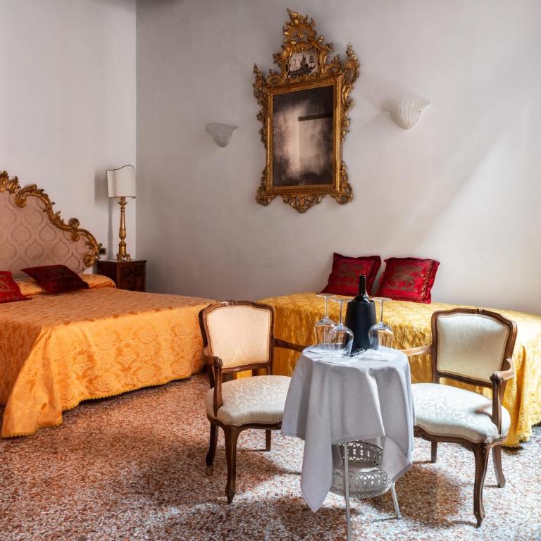 Luxury Venetian Rooms - Camera Tripla con Vista Canale - 4