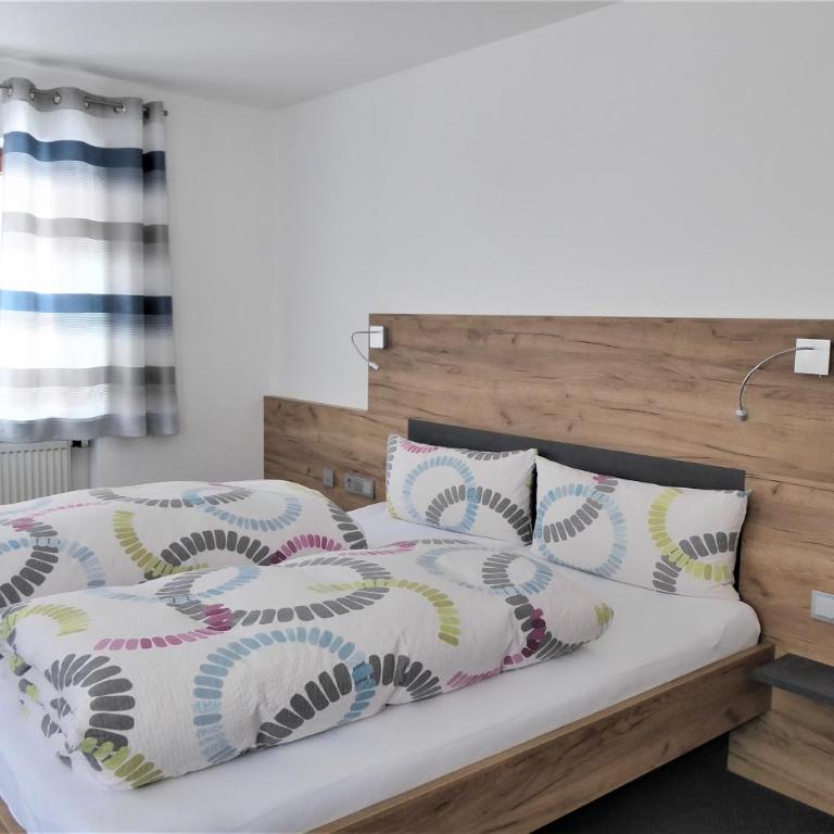 Gästehaus Sonner - Großes Doppel- oder Zweibettzimmer mit Terrasse - 3