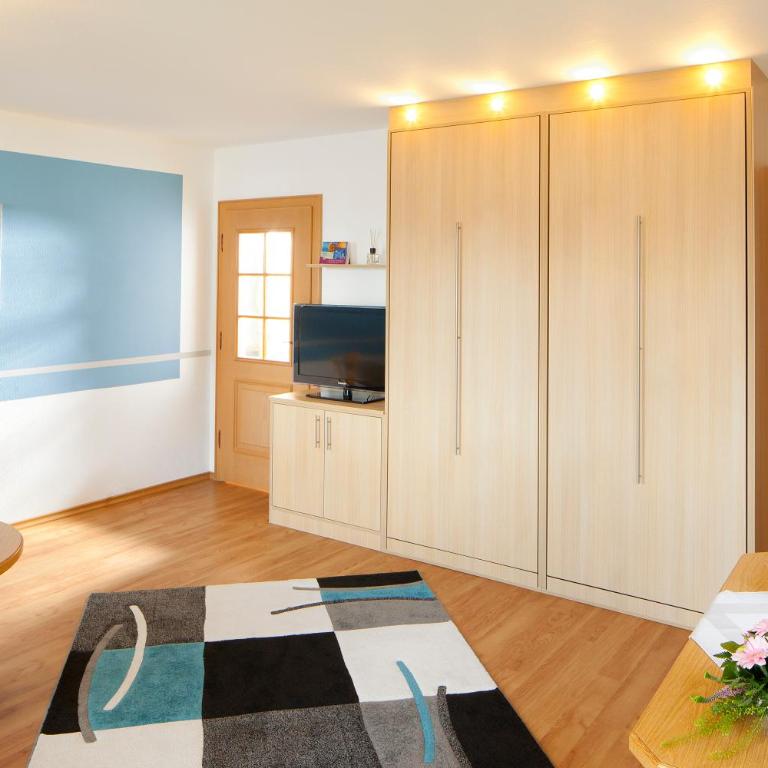 Gästehaus Sonner - Großes Doppel- oder Zweibettzimmer mit Terrasse - 8