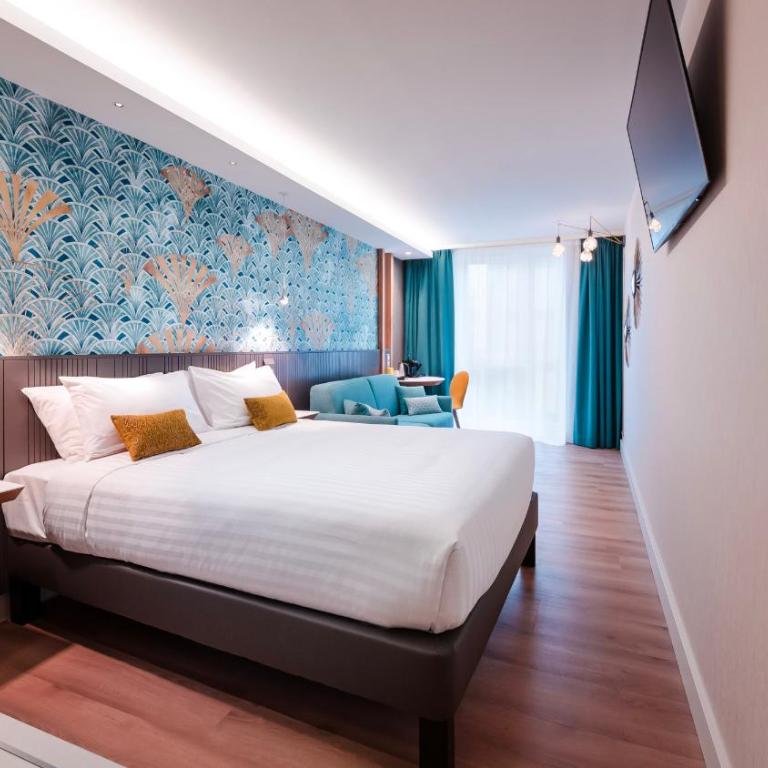 voco Strasbourg Centre - The Garden by IHG - Camera Queen Premium con Divano-Letto - 1