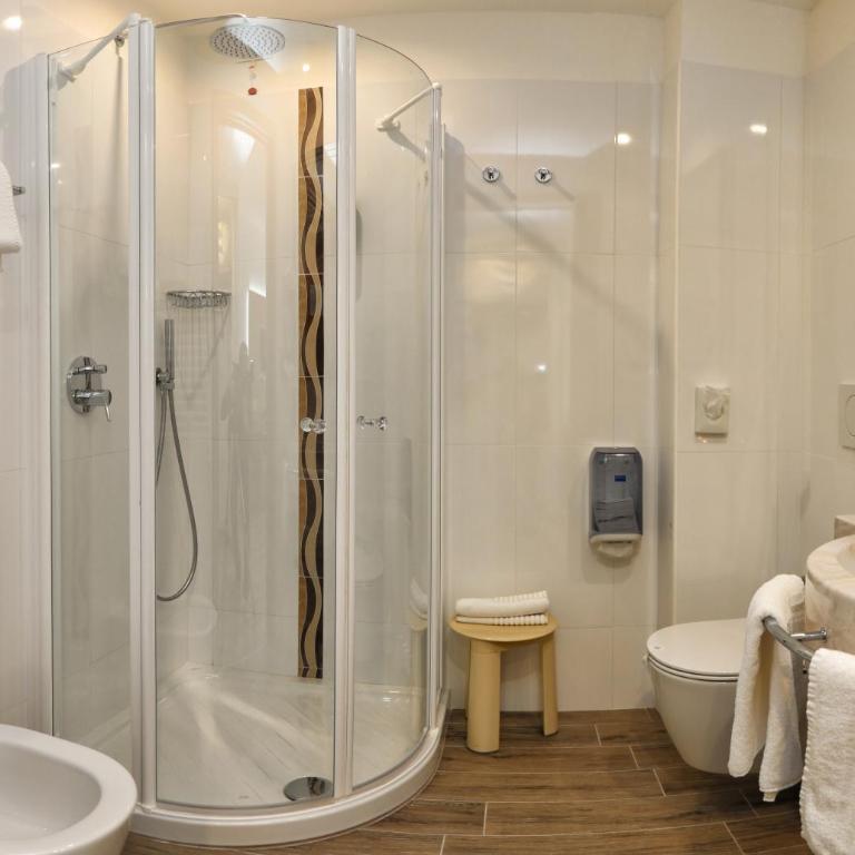 Kriss Internazionale Hotel - Superior Double Room with Partial Lake View - 1