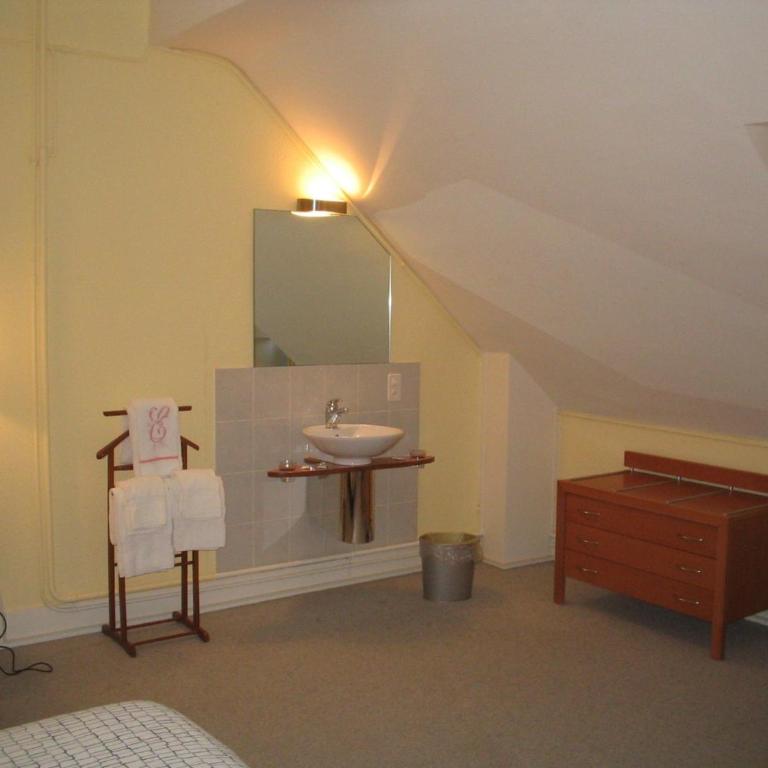 Hotel Le Cénacle - Chambre Triple avec Salle de Bains Commune - Vue sur Parc - 4