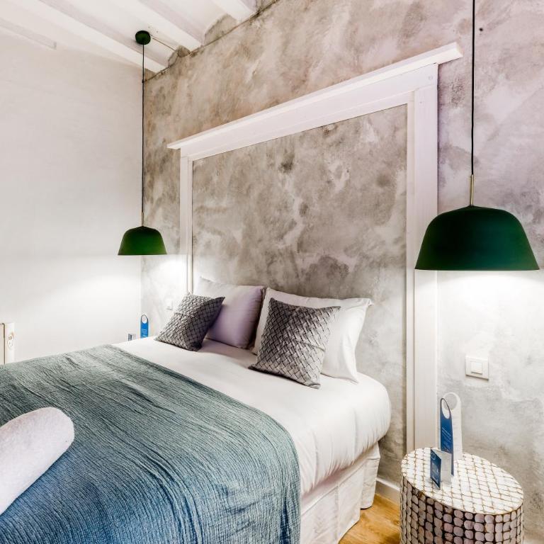 Sweett - The Gothic - Three-Bedroom Apartment with Balcony - 9
