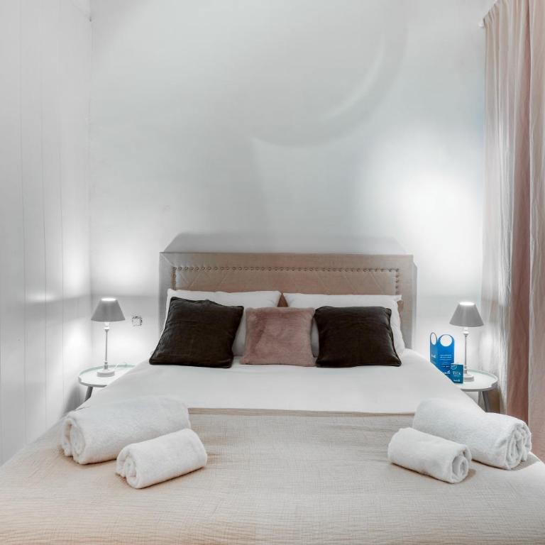 Sweett - The Gothic - Three-Bedroom Apartment with Balcony - 3