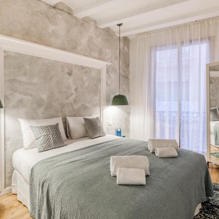 Sweett - The Gothic - Three-Bedroom Apartment with Balcony - 7