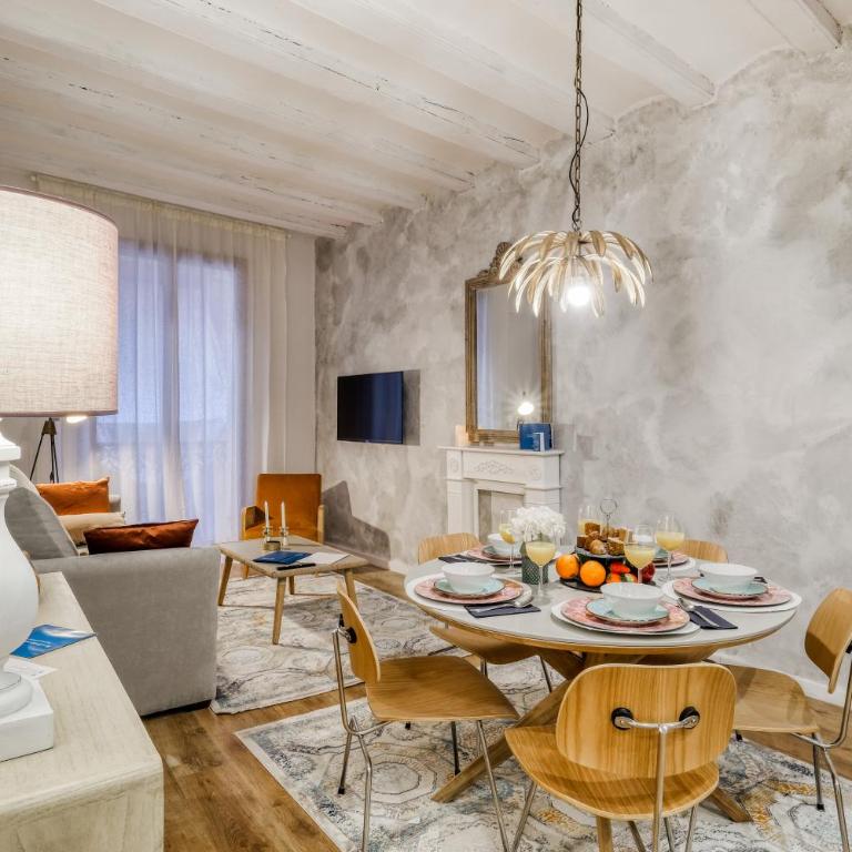 Sweett - The Gothic - Three-Bedroom Apartment with Balcony - 1