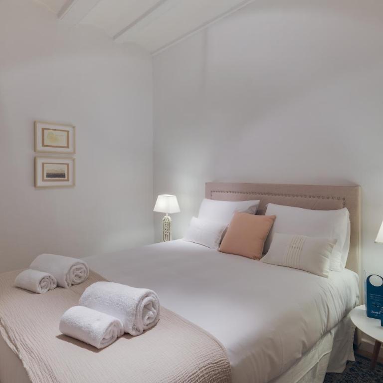 Sweett - The Gothic - Three-Bedroom Apartment with Balcony - 11