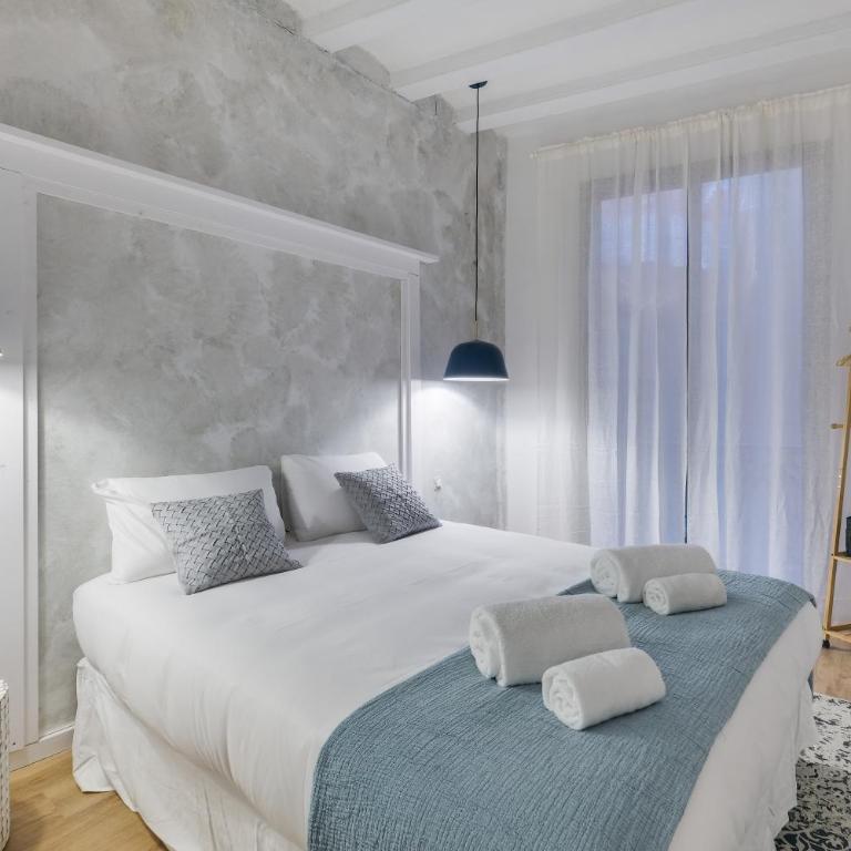 Sweett - The Gothic - Three-Bedroom Apartment with Balcony - 6
