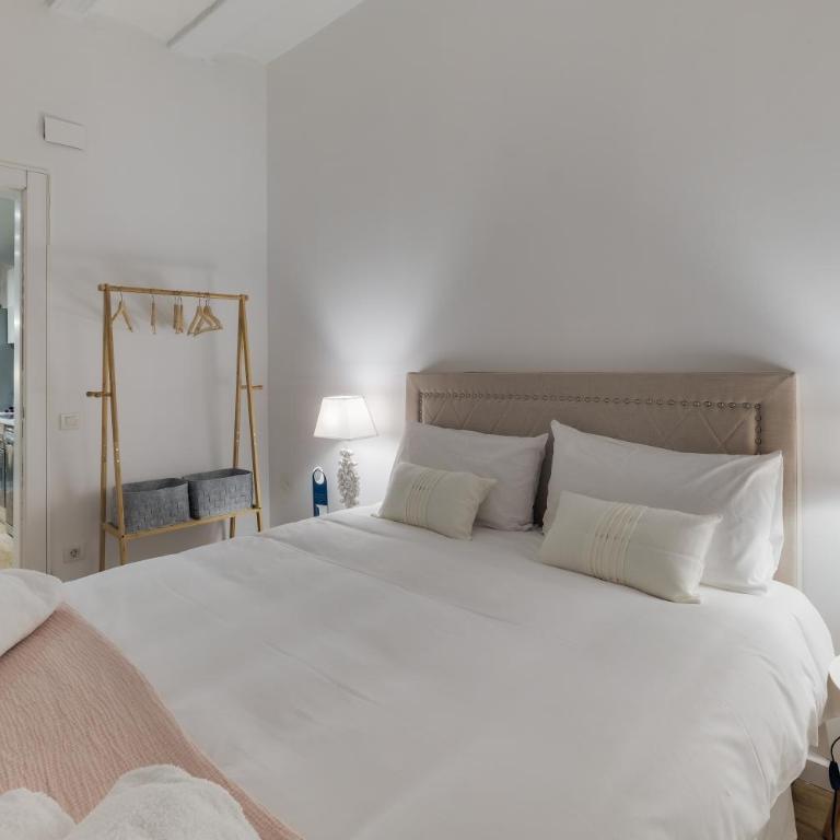 Sweett - The Gothic - Three-Bedroom Apartment with Balcony - 10