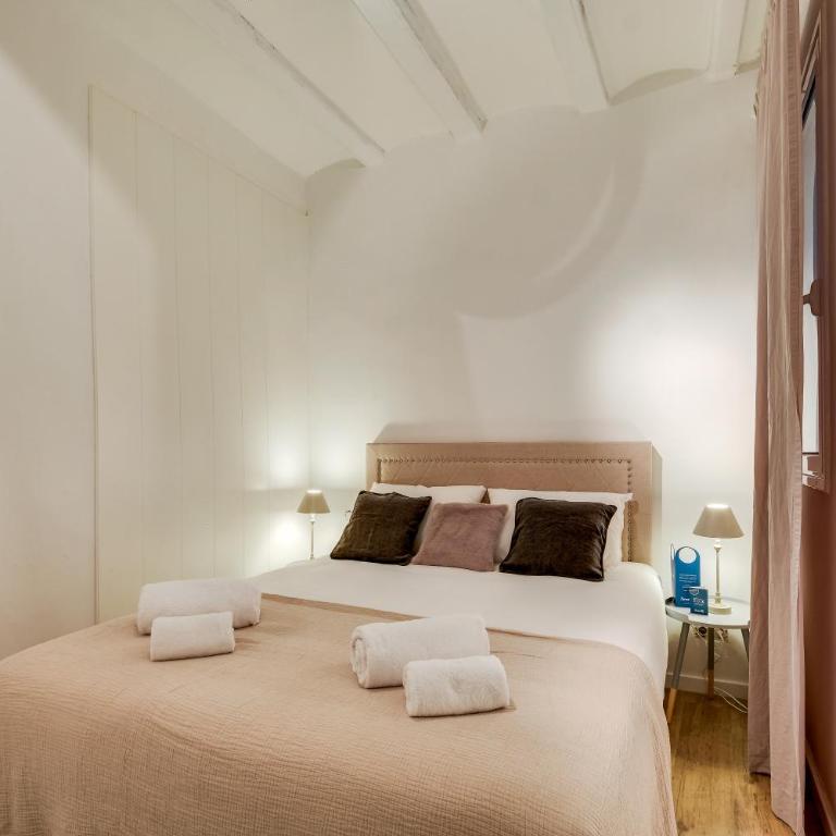 Sweett - The Gothic - Three-Bedroom Apartment with Balcony - 6