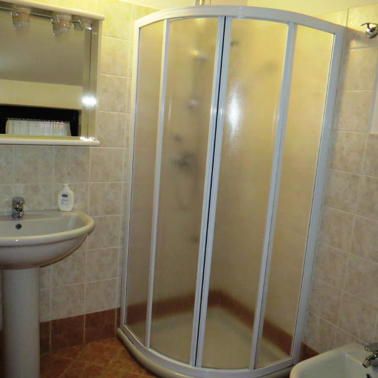 Agriturismo La Staffa - Camera Matrimoniale/Doppia con Letti Singoli con Bagno Privato - 1