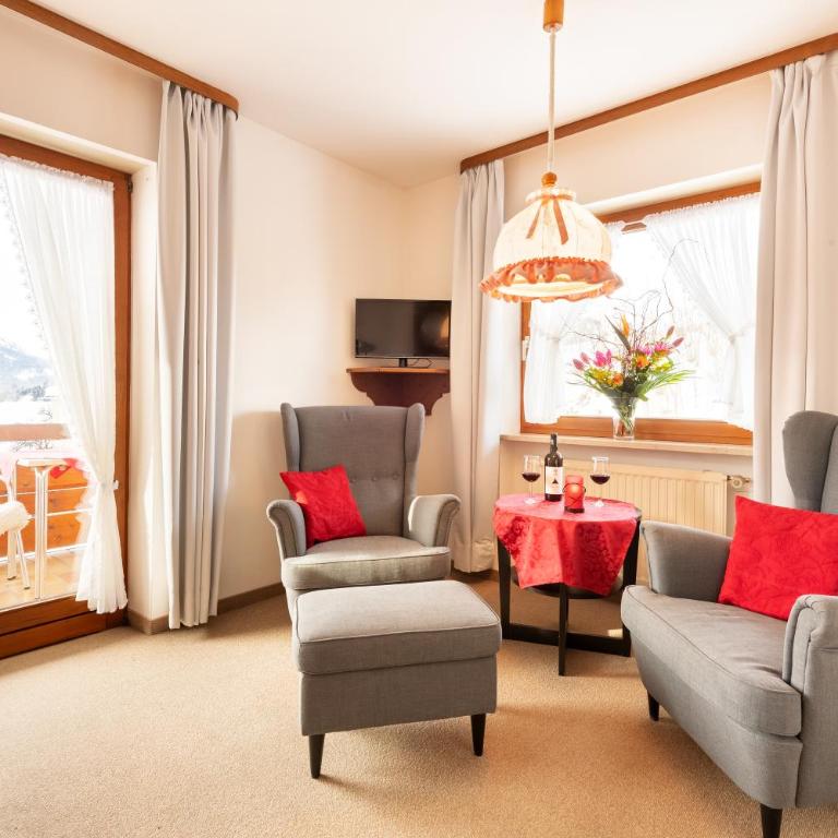 "Haus Alpenblick" - Annehmlichkeiten von 4-Sterne Familien-und Wellnesshotel Viktoria können mitbenutzt werden - Doppelzimmer ohne Küchenzeile - 1