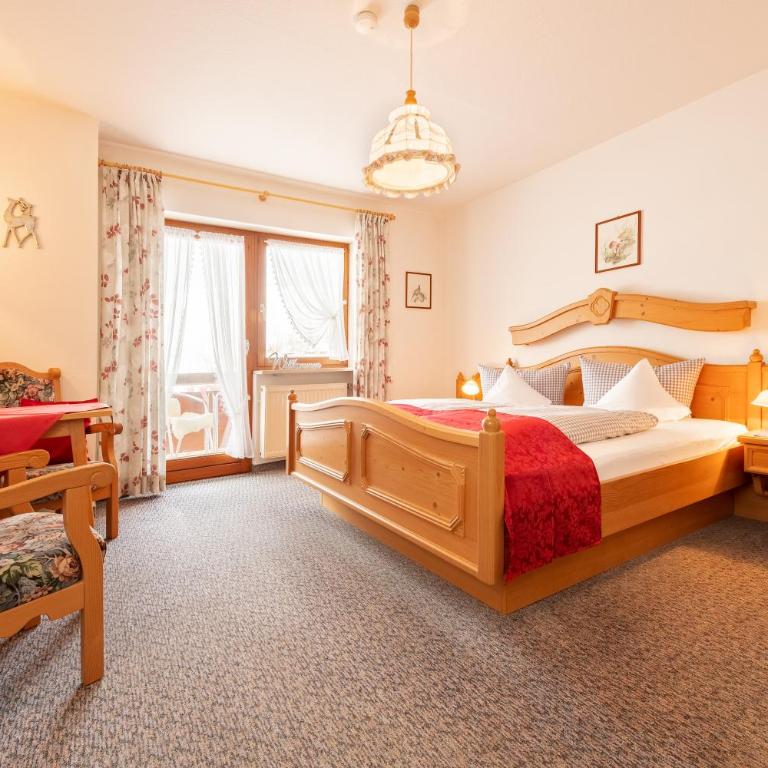 "Haus Alpenblick" - Annehmlichkeiten von 4-Sterne Familien-und Wellnesshotel Viktoria können mitbenutzt werden - Doppelzimmer ohne Küchenzeile - 1