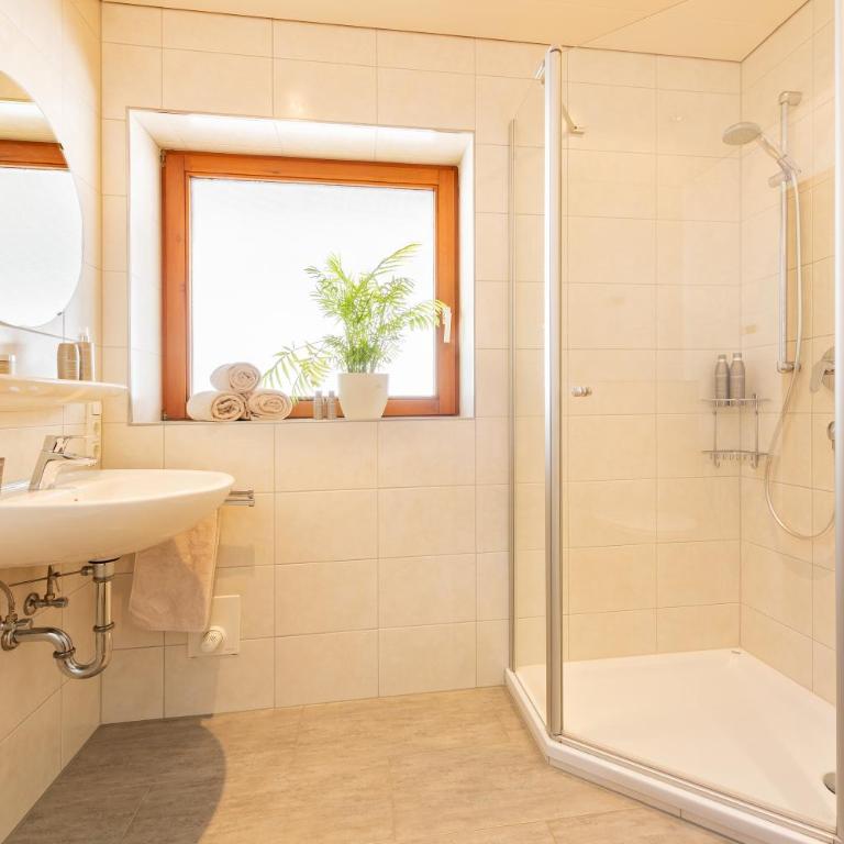 "Haus Alpenblick" - Annehmlichkeiten von 4-Sterne Familien-und Wellnesshotel Viktoria können mitbenutzt werden - Apartment mit Balkon - 3