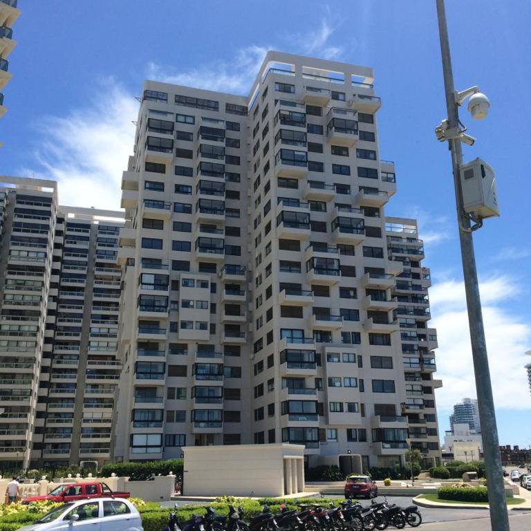 Parquemar Center PRIMERA LINEA FRENTE AL MAR Piso 8 LOS DEDOS Garage y amenities - Apartamento de 2 dormitorios - 21