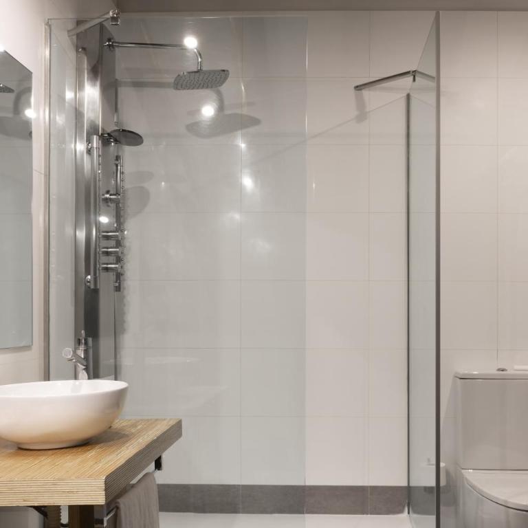 Petit Palace Plaza del Carmen - Double Room with Whirlpool - 5