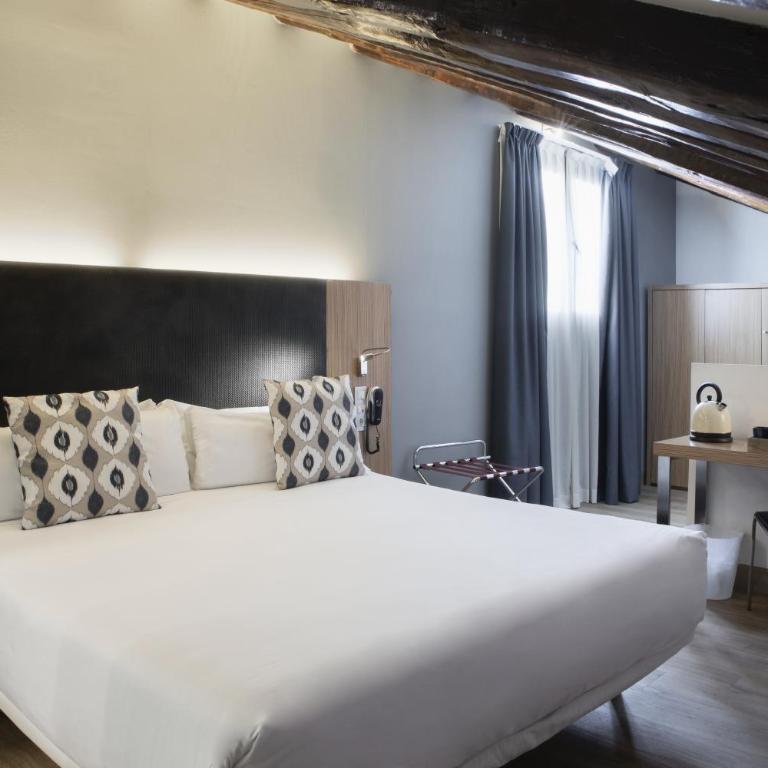 Petit Palace Plaza del Carmen - Double Room with Whirlpool - 4