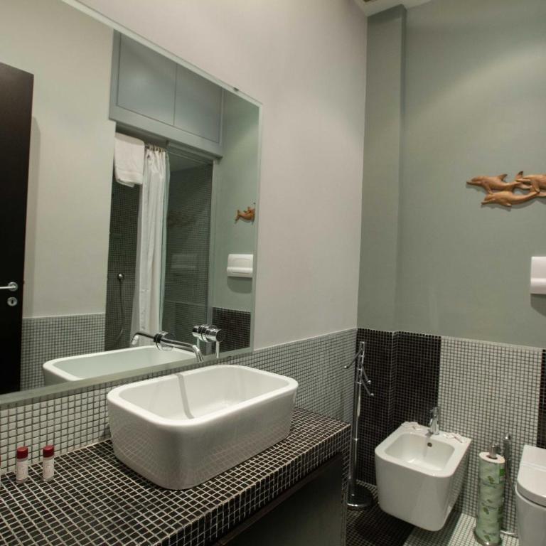 Two Sisters Suites - Camera King Deluxe - 6