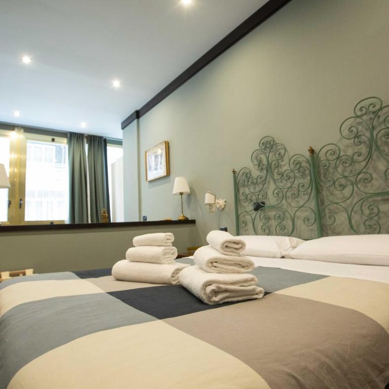 Two Sisters Suites - Camera King Deluxe - 12
