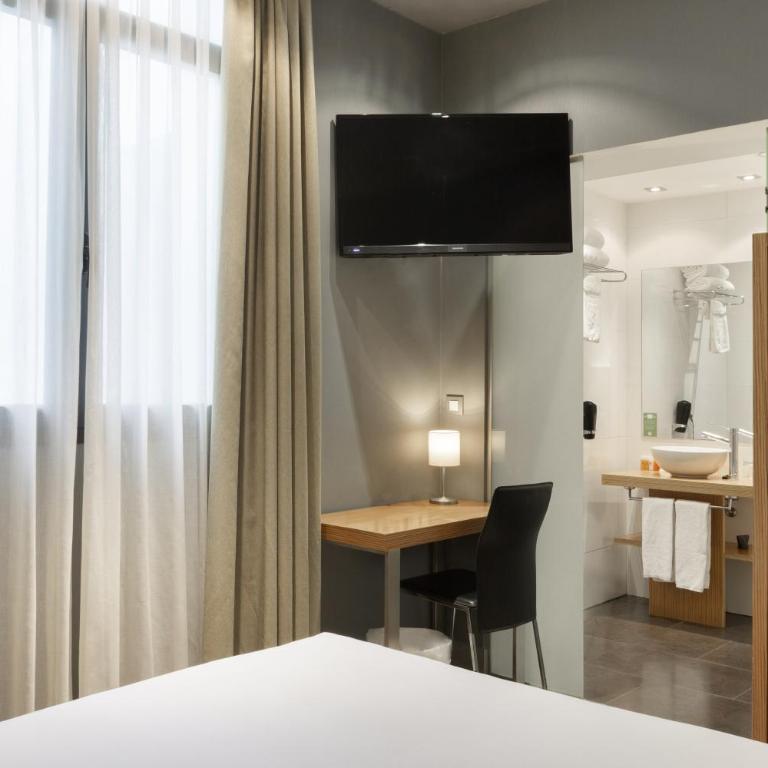 Petit Palace Tres Cruces - Small Double Room with Interior View (1-2 Adults) - 4