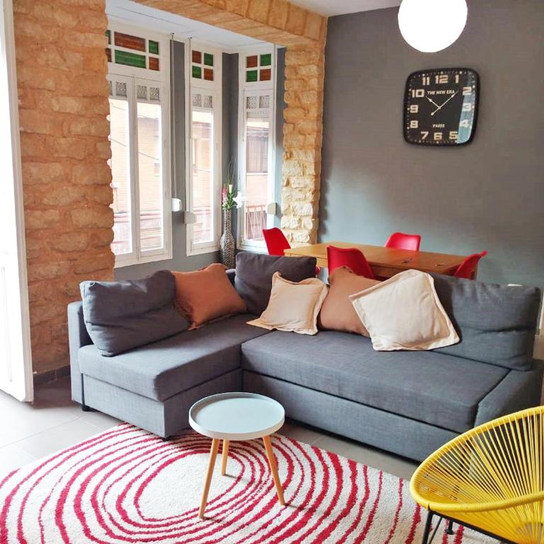 Amplio, luminoso y céntrico. Decoración cuidada. - Three-Bedroom Apartment - 4