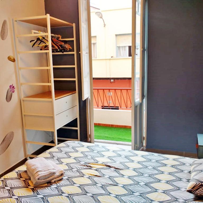 Amplio, luminoso y céntrico. Decoración cuidada. - Three-Bedroom Apartment - 8
