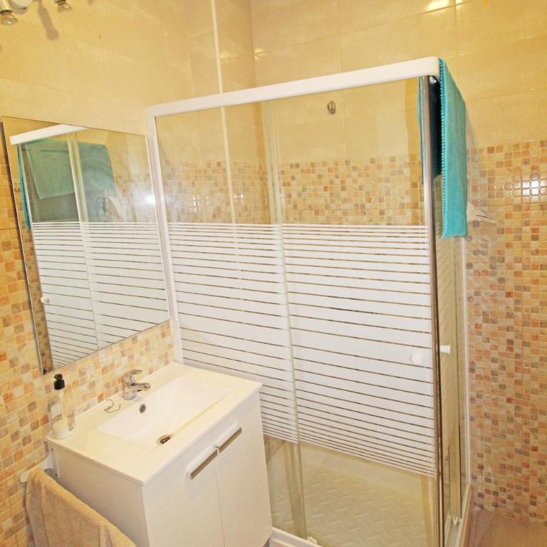 Amplio, luminoso y céntrico. Decoración cuidada. - Three-Bedroom Apartment - 16