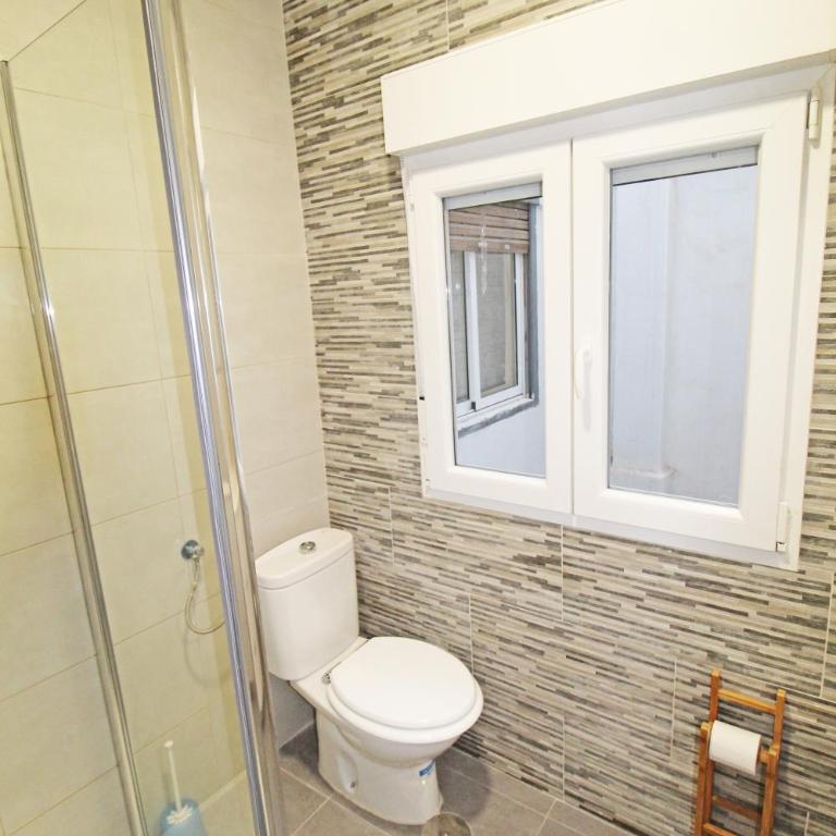 Céntrico y espacioso piso en barrio tranquilo - Two-Bedroom Apartment - 12