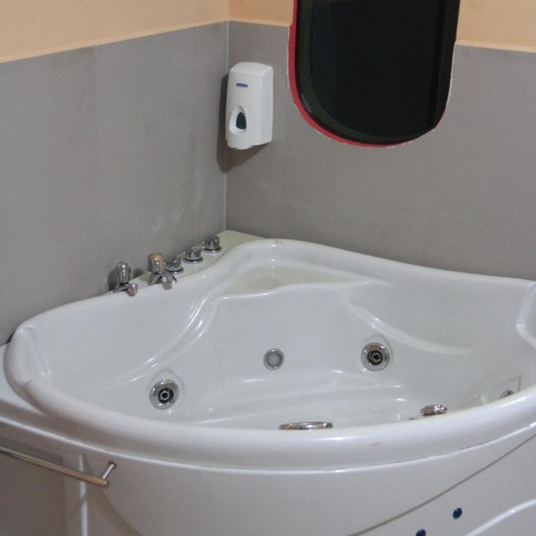 Hotel Platinum Class - Habitación con cama grande y bañera de hidromasaje - 2