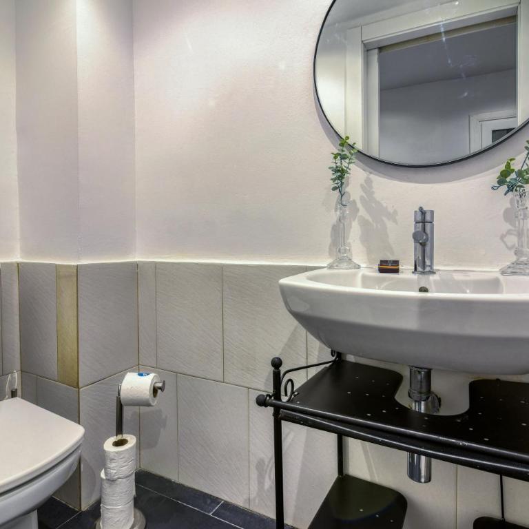Sweett - The Gothic - Three-Bedroom Apartment - 10
