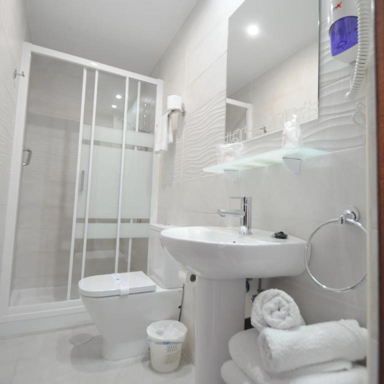 Hotel Goya - Habitación Doble con balcón - 2 camas - 5