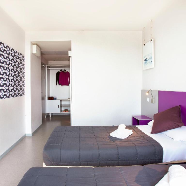 Twentytu Hostel Barcelona - Twin Room with Private Bathroom - 3