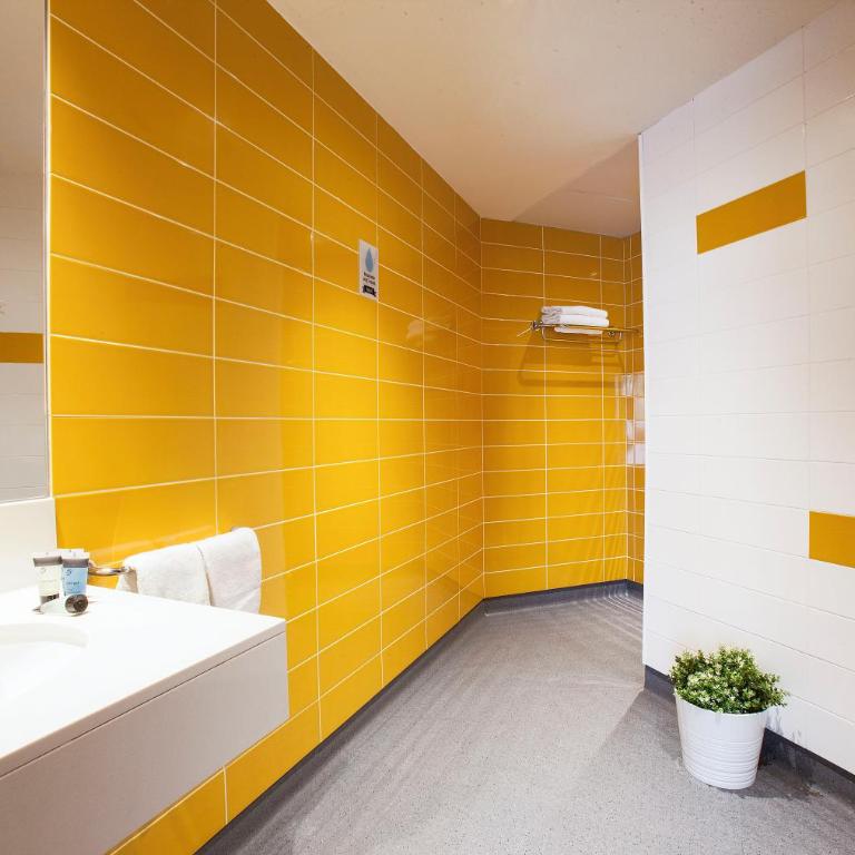 Twentytu Hostel Barcelona - Twin Room with Private Bathroom - 5
