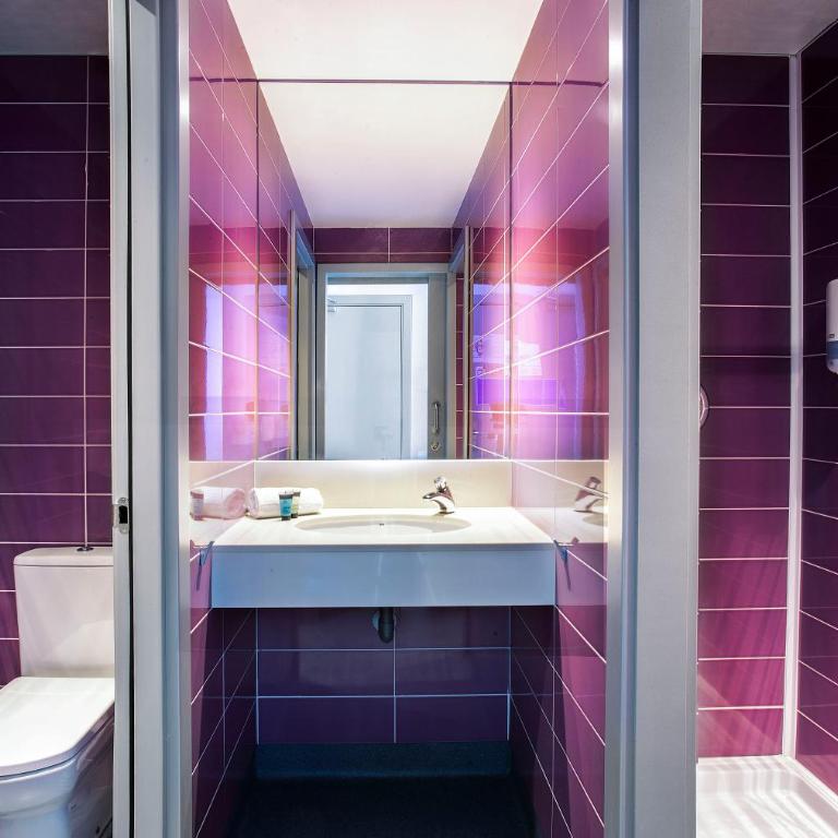 Twentytu Hostel Barcelona - Twin Room with Private Bathroom - 2
