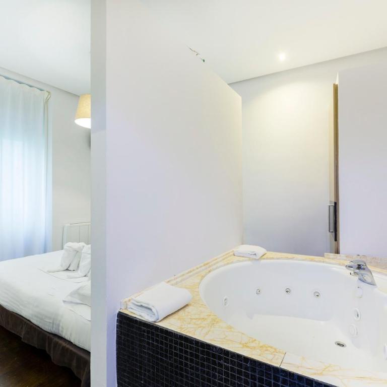 Madrid House Rooms - Queen Room with Spa Bath - 3