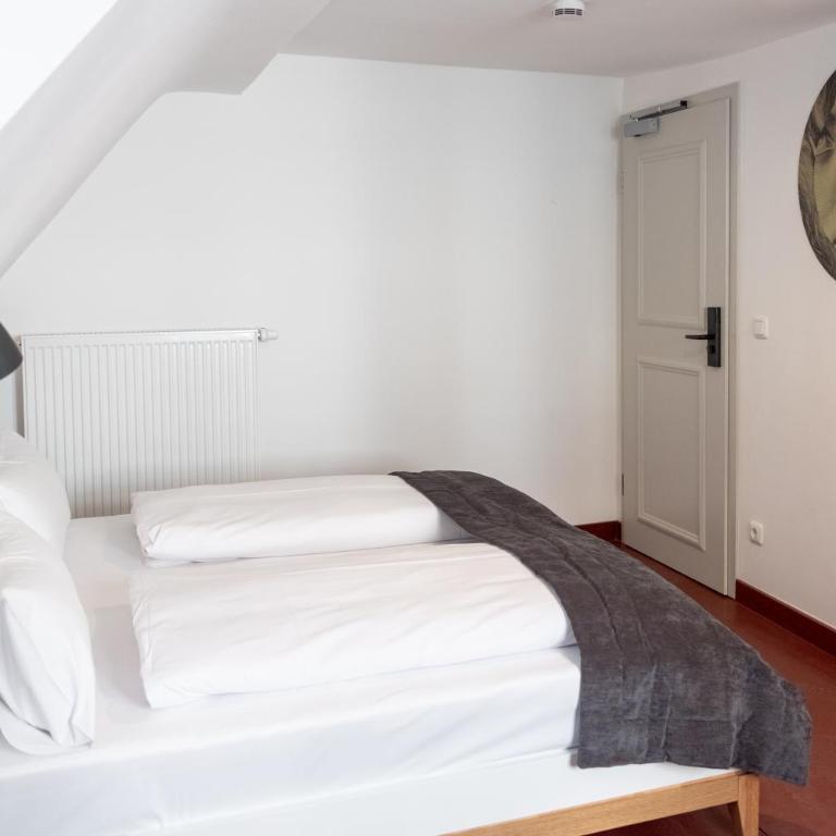 ANA Suites Augsburg City Center - Self-Service-Hotel - Doppelzimmer mit eigenem externen Bad - 5