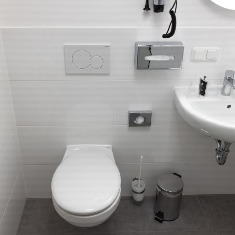 ANA Suites Augsburg City Center - Self-Service-Hotel - Doppelzimmer mit eigenem externen Bad - 4