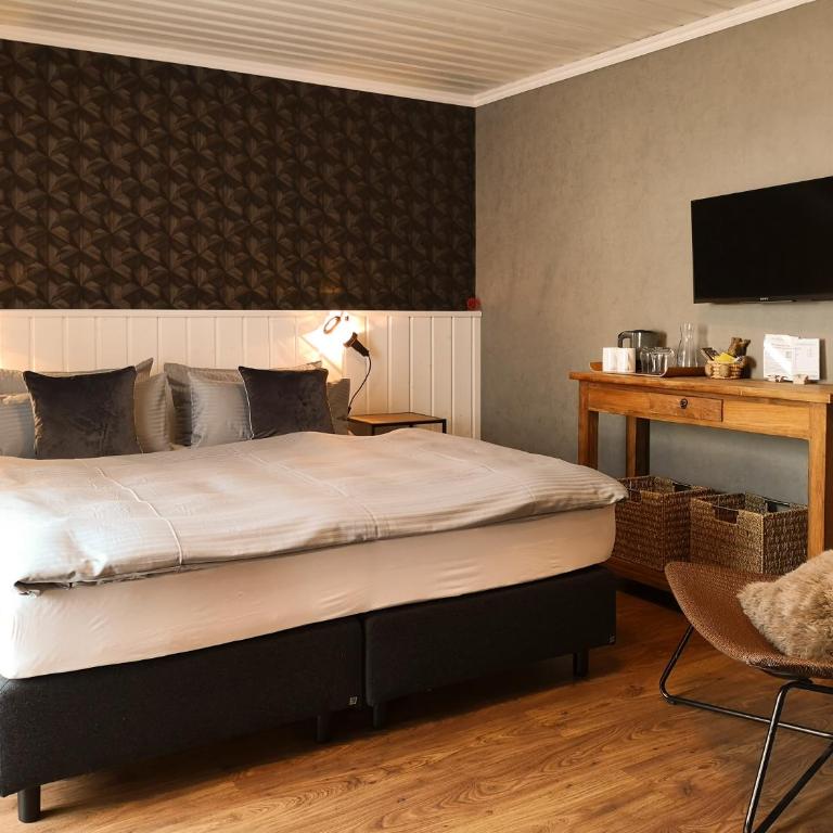 Dreimäderlhaus - Das vegetarische Boutique Hotel - Standard Doppelzimmer mit Balkon und Straßenblick - 1