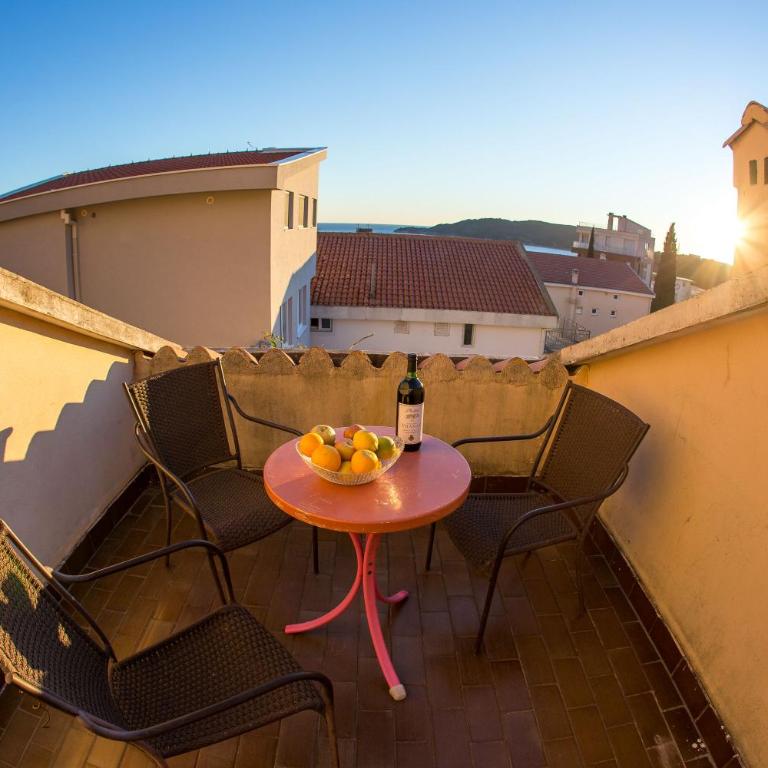 Guest House Lotos - Triple Room with Private External Bathroom - 20