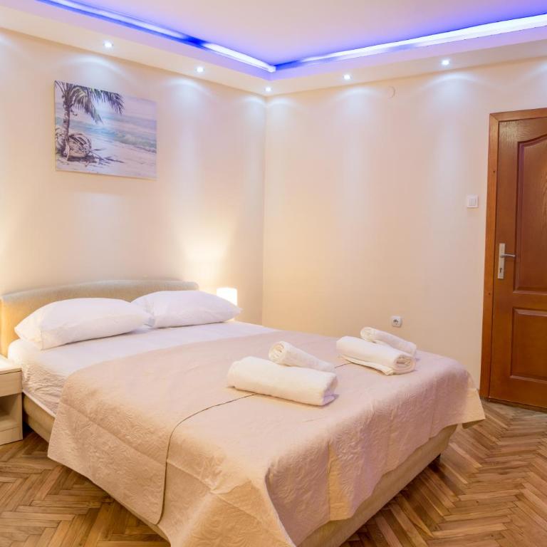 Apartments Vila Marija - Deluxe Double Room with Side Sea View - 2